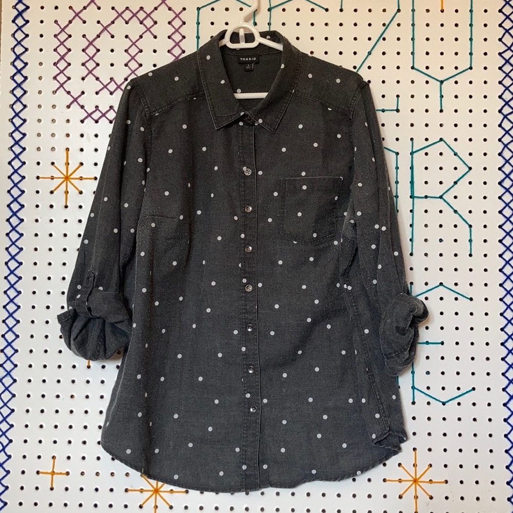 TORRID dark grey polka dot button up, sz 1/14-16